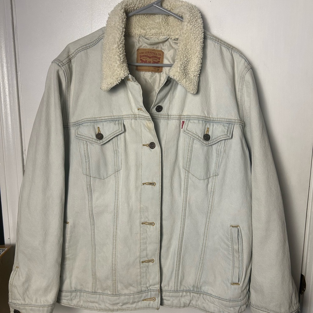 Levi's Women's light washed  Sherpa-Lined Denim Jacket
